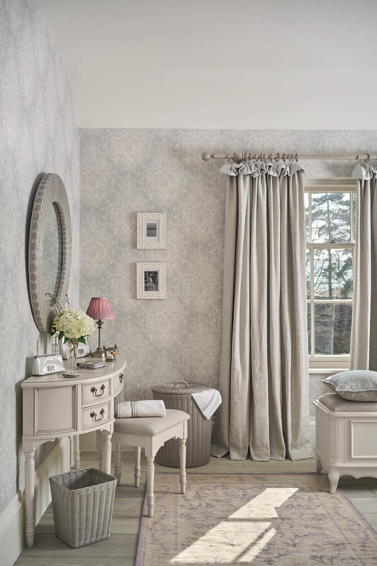 Clifton cosmetic table with 5 drawers and chair set