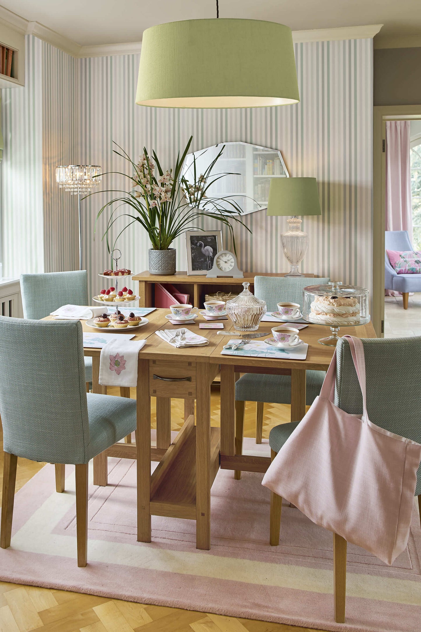 Milton table with extensions on both sides