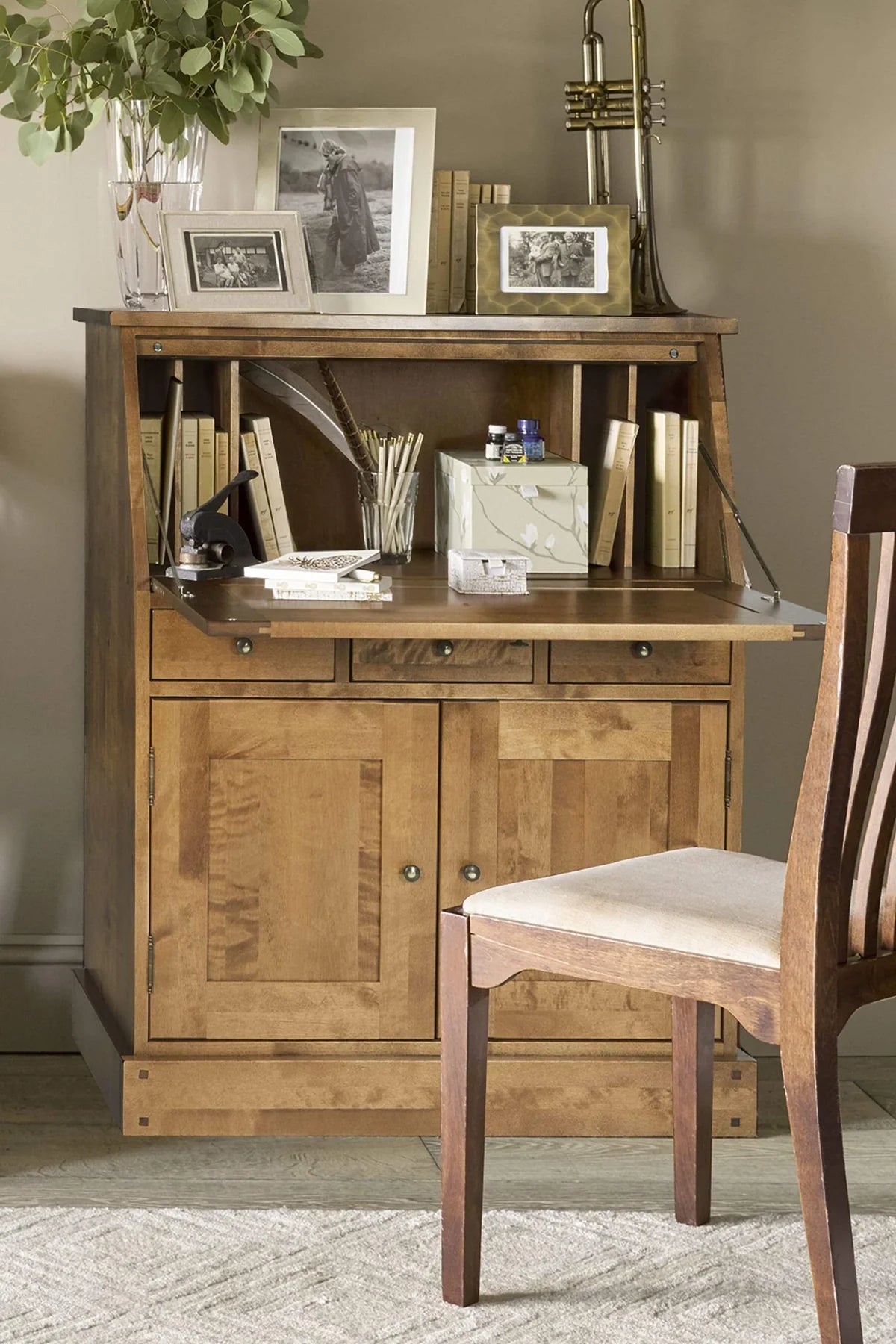 Garrat 2-door chest of drawers with 3 drawers for working room